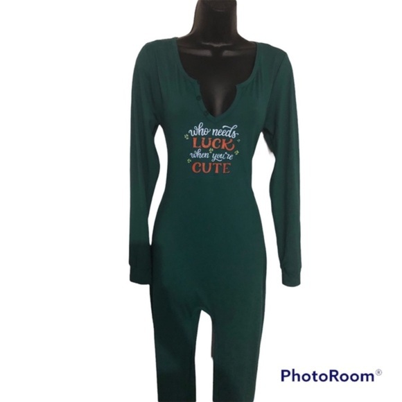 St Patrick’s day 2pc ‘who needs luck’ green jumpsuit & scrunchie. Size large new - Picture 1 of 11